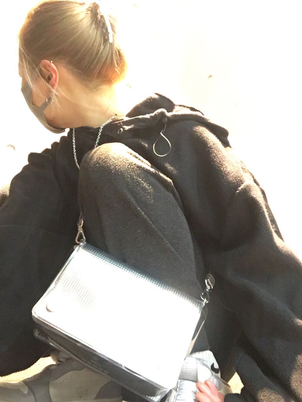 グレー系のスニーカー、ブラック系のその他パンツ、ブラック系のTシャツ/カットソーを着用したレディースの冬コーディネートの4枚目の写真