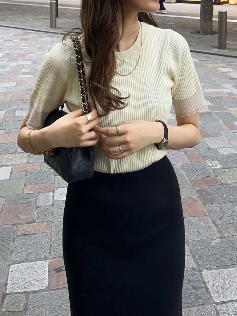 「夏コーデ、お出かけコーデ、キレイめコーデ、高身長女子、タイトスカート」｜「GeeRAの2023 SS 袖口シアーリブトップス（ニット/セーター、ホワイト系）」を使った、諭吉⛄️さん（レディース・169cm）の春コーディネートの3枚目の写真