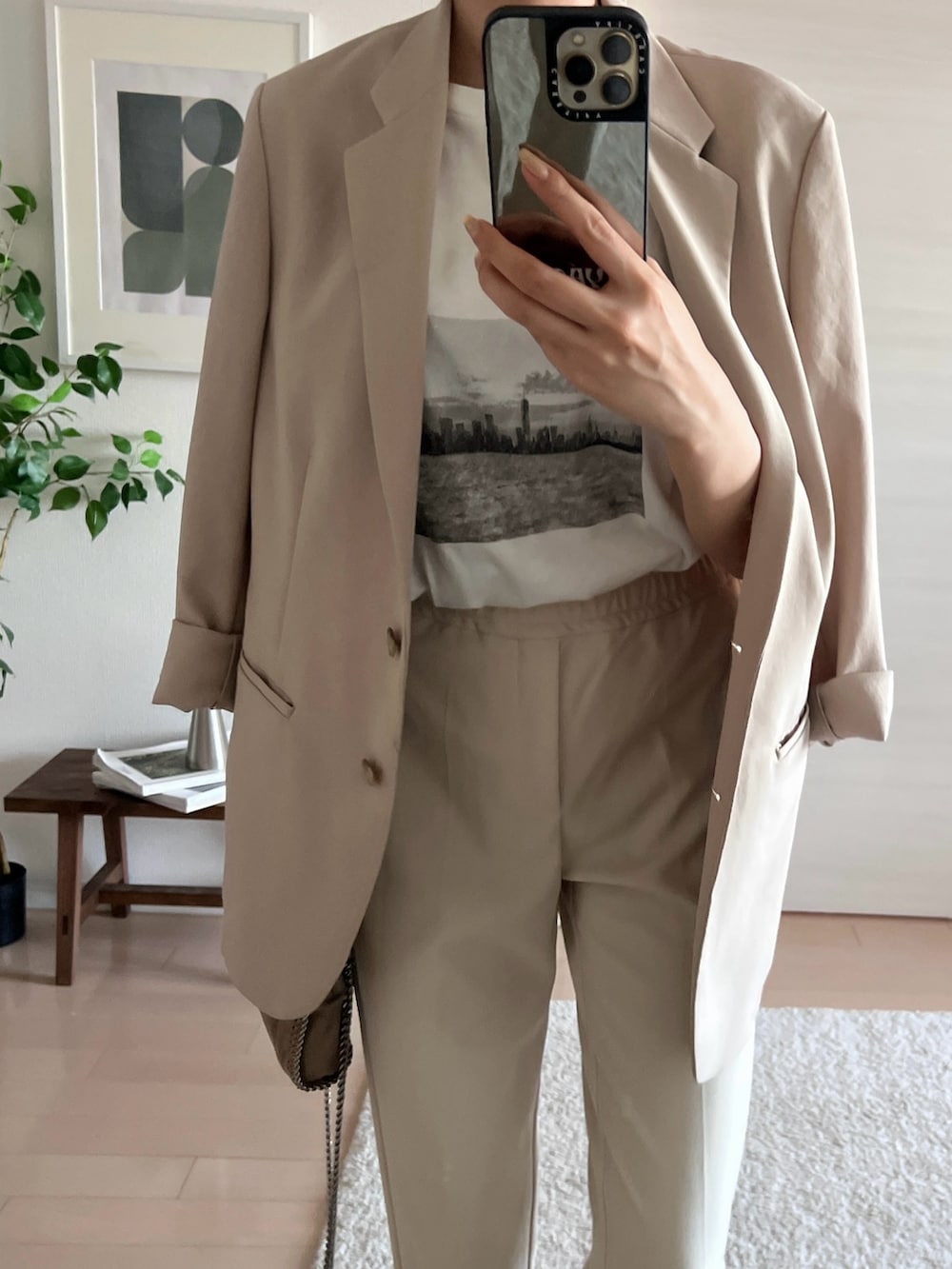 ホワイト系のTシャツ/カットソー、ベージュ系のその他パンツ、ベージュ系のショルダーバッグを着用したレディースの春コーディネートの2枚目の写真