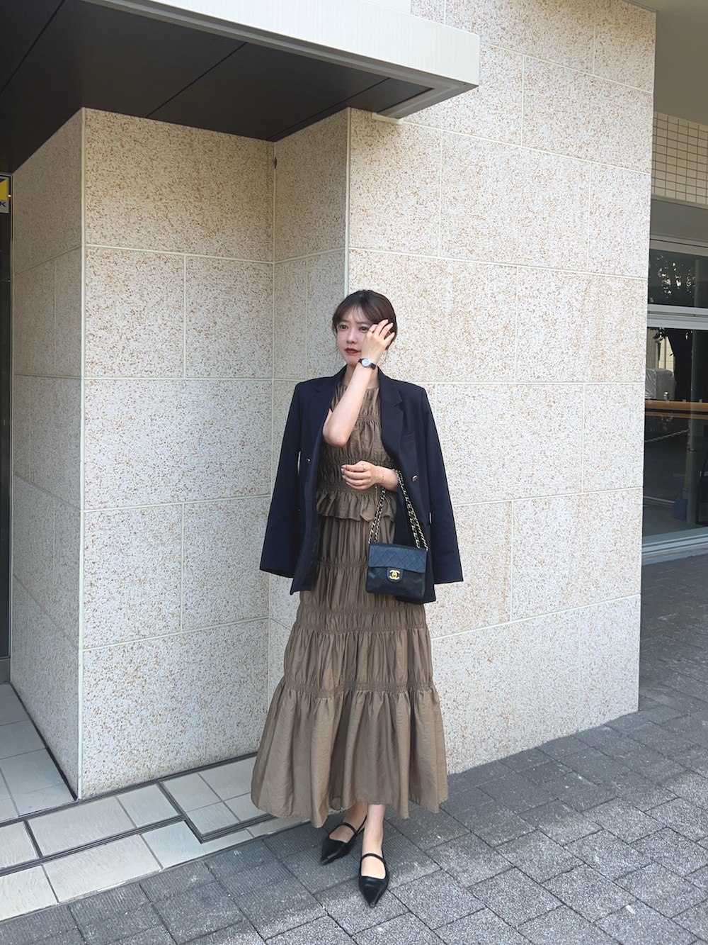 「大人ファッション、セットアップ、シャーリング、シャーリングブラウス、ジャケット、紺ブレ、サンダル、春コーデ」｜「NATURAL BEAUTY BASICの◇シャーリングブラウス＆スカート（ワンピース、ブラウン系）」を使った、諭吉⛄️さん（レディース・169cm）の春コーディネートの2枚目の写真