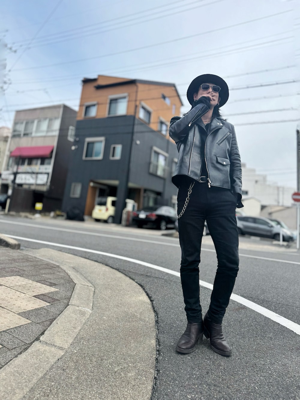 ブラック系のテーラードジャケットを着用したメンズの冬コーディネートの2枚目の写真