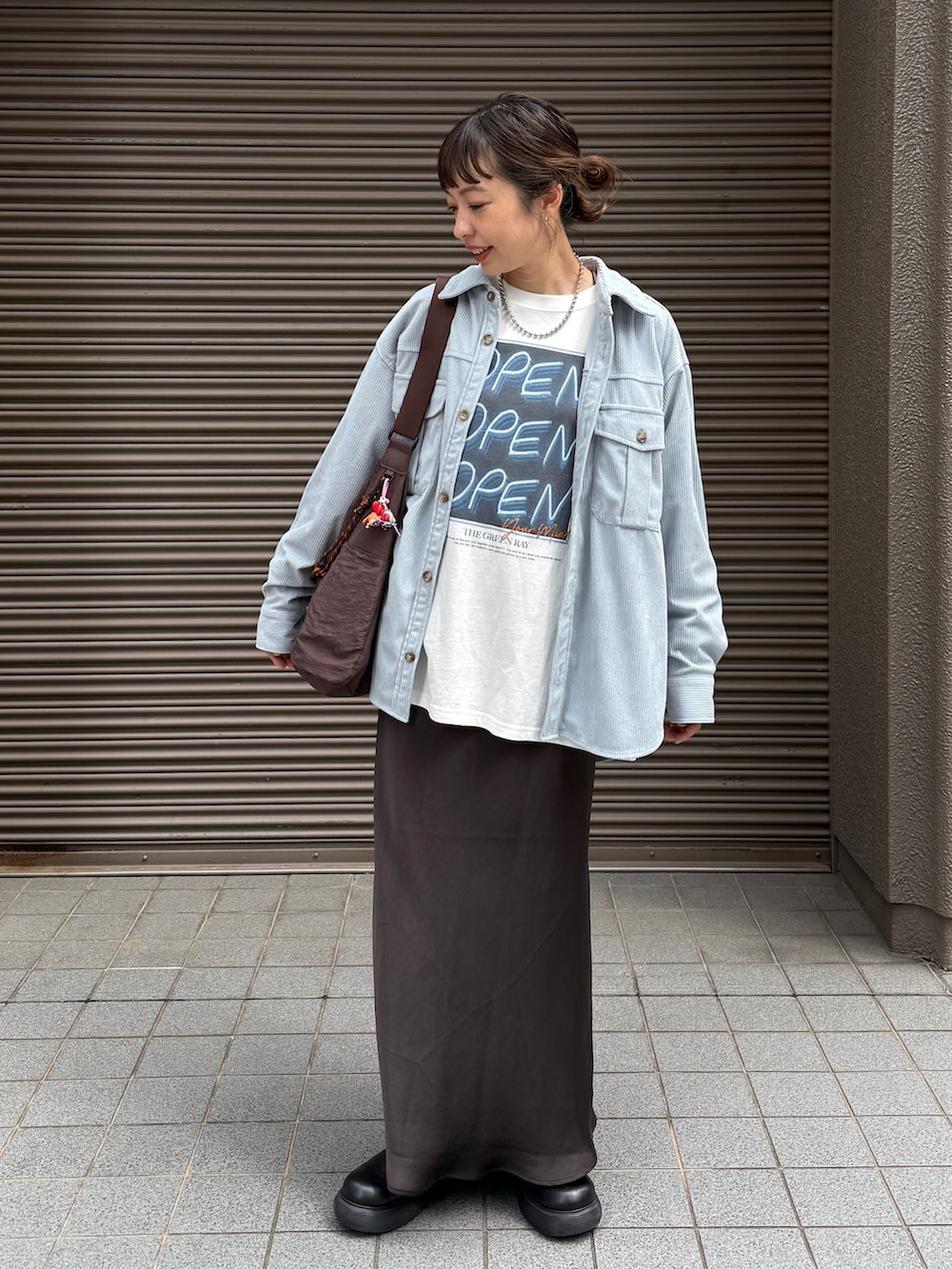 ブラウン系のスカート、ブルー系のシャツ/ブラウス、ホワイト系のTシャツ/カットソーを着用したレディースの秋コーディネートの3枚目の写真