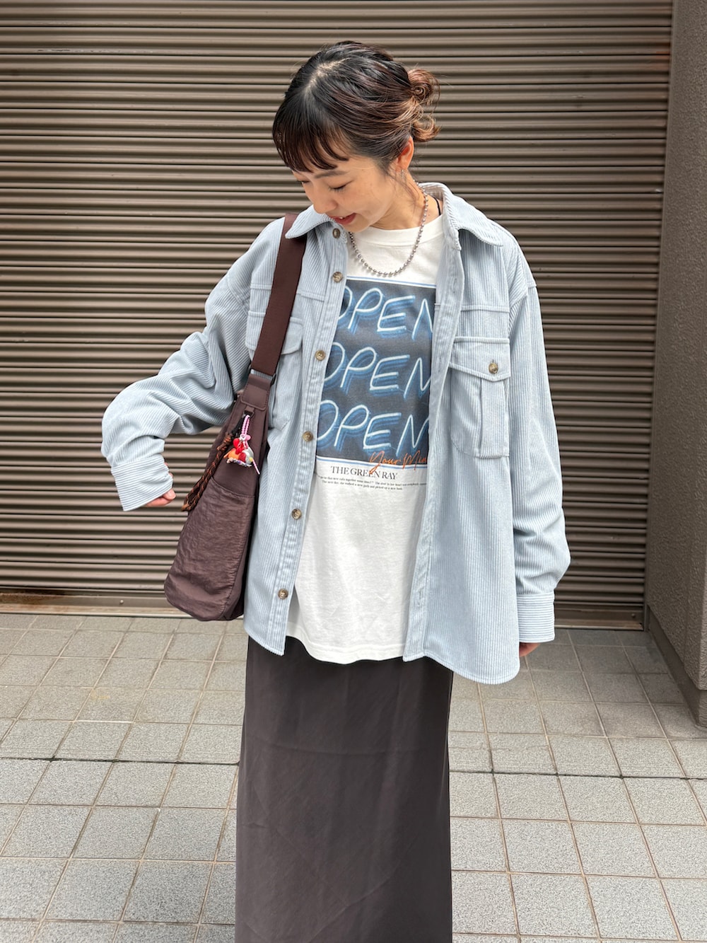 ブラウン系のスカート、ブルー系のシャツ/ブラウス、ホワイト系のTシャツ/カットソーを着用したレディースの秋コーディネートの2枚目の写真