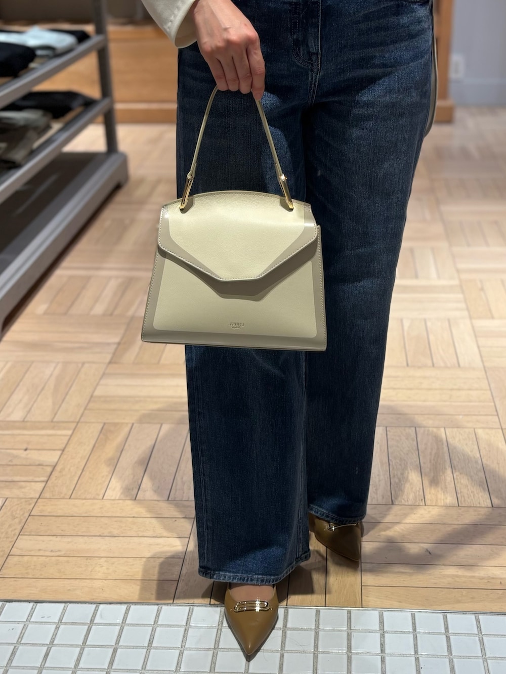 ブルー系のデニムパンツ、ブラック系のテーラードジャケット、ホワイト系のシャツ/ブラウスを着用したレディースの冬コーディネートの7枚目の写真