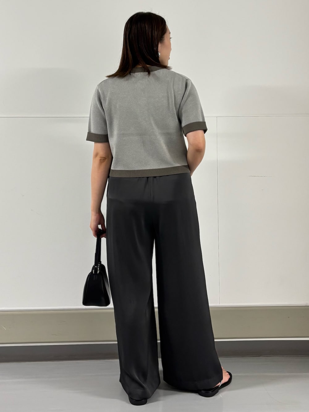 グレー系のカーディガン/ボレロ、グレー系のその他パンツを着用したレディースの夏コーディネートの2枚目の写真