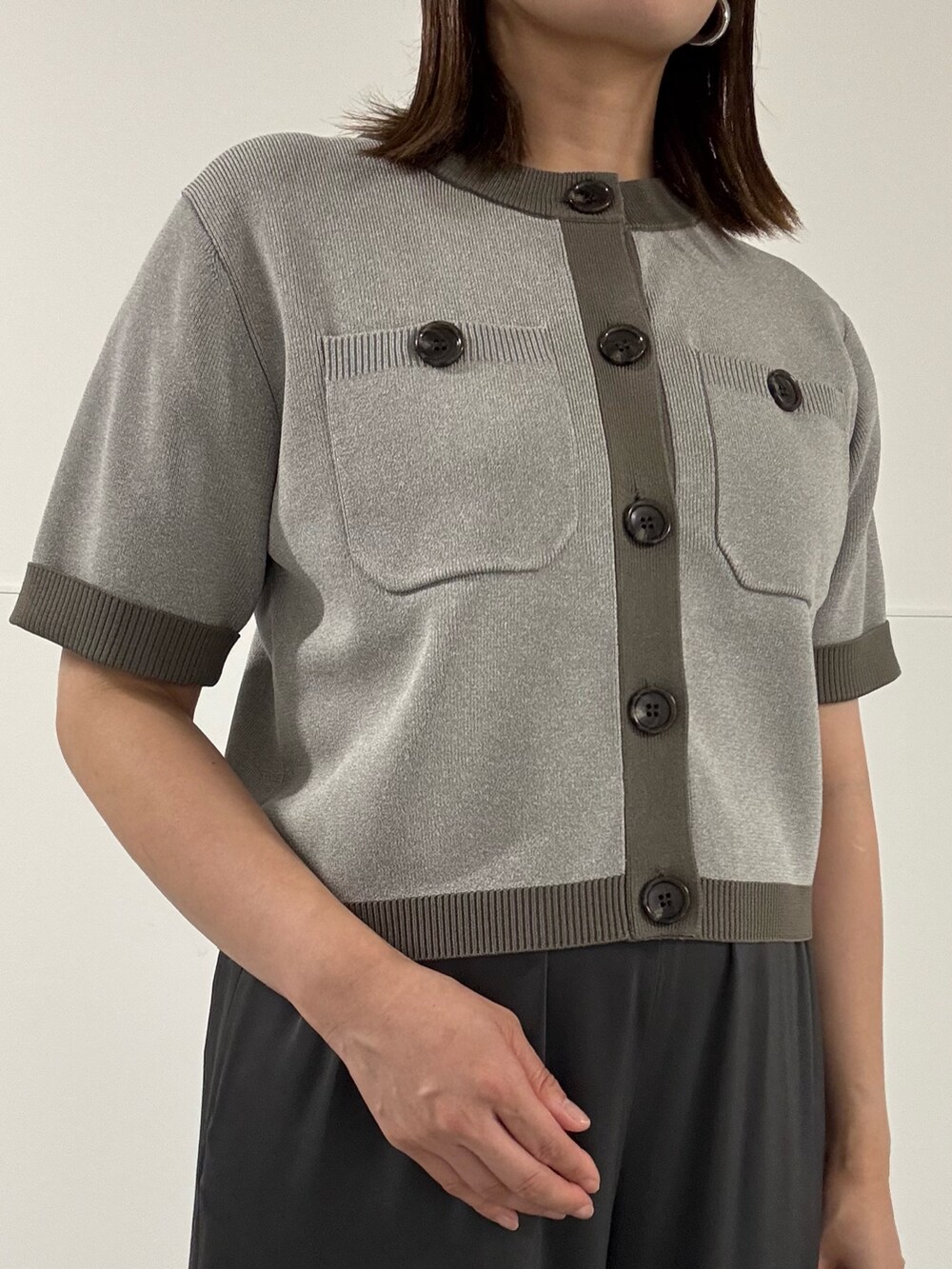 グレー系のカーディガン/ボレロ、グレー系のその他パンツを着用したレディースの夏コーディネートの6枚目の写真
