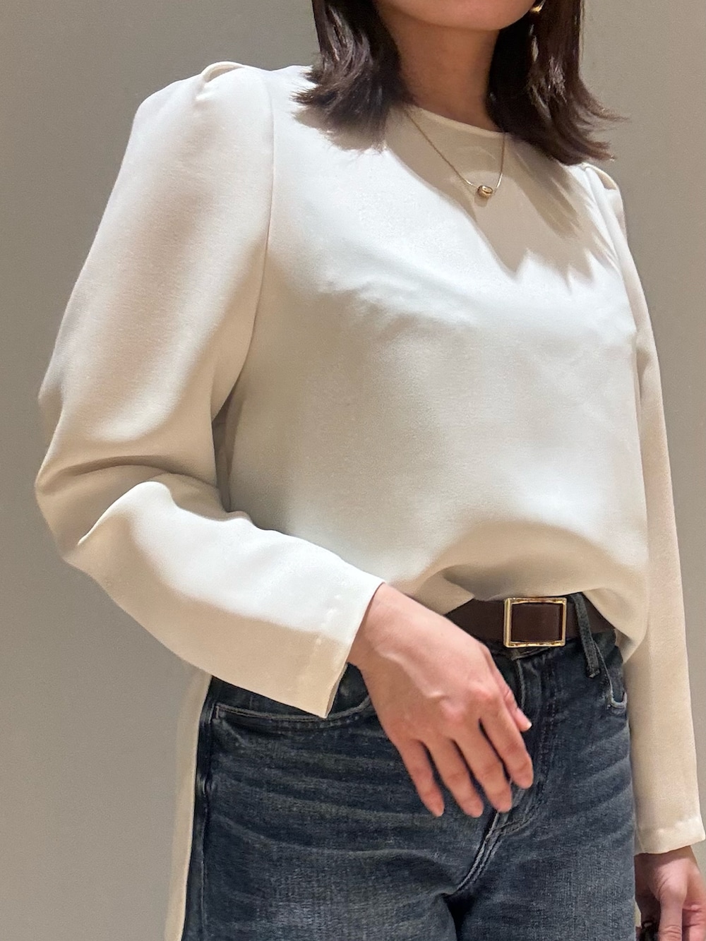 ブルー系のデニムパンツ、ブラック系のテーラードジャケット、ホワイト系のシャツ/ブラウスを着用したレディースの冬コーディネートの6枚目の写真