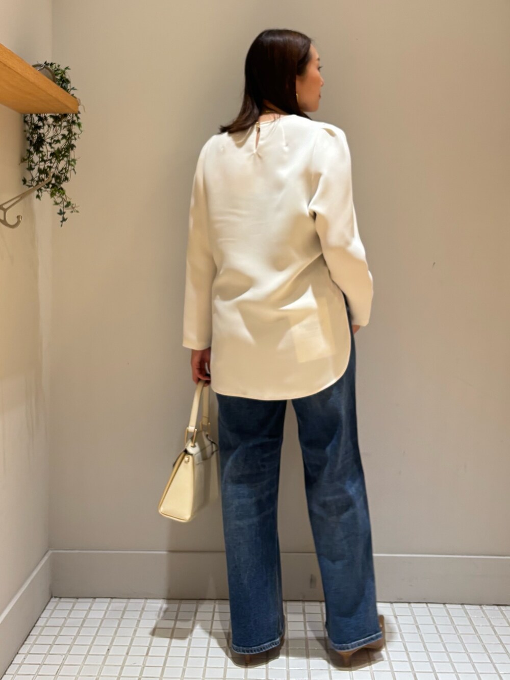 ブルー系のデニムパンツ、ブラック系のテーラードジャケット、ホワイト系のシャツ/ブラウスを着用したレディースの冬コーディネートの4枚目の写真
