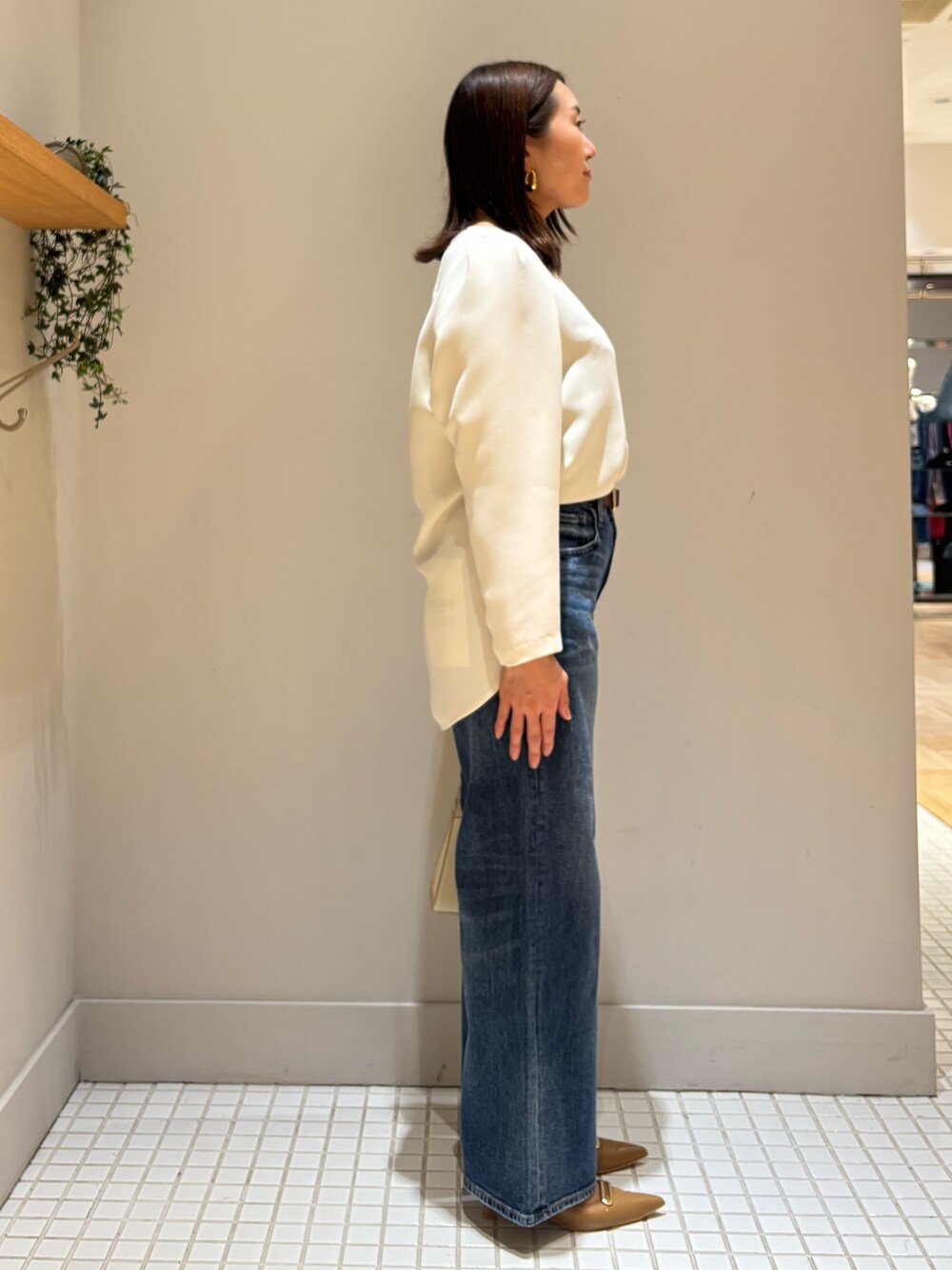 ブルー系のデニムパンツ、ブラック系のテーラードジャケット、ホワイト系のシャツ/ブラウスを着用したレディースの冬コーディネートの3枚目の写真