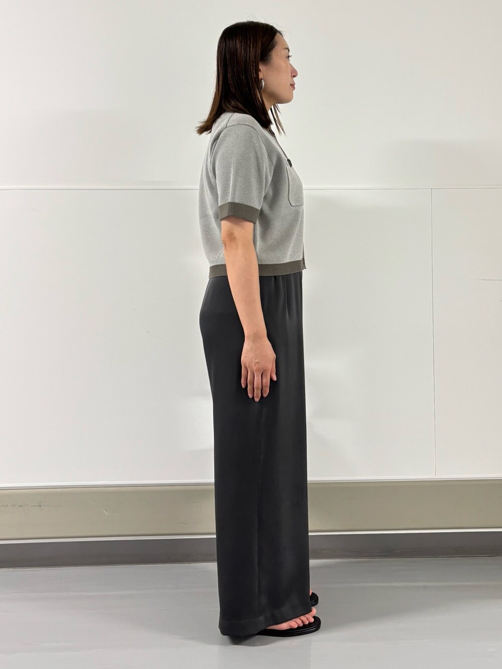 グレー系のカーディガン/ボレロ、グレー系のその他パンツを着用したレディースの夏コーディネートの3枚目の写真