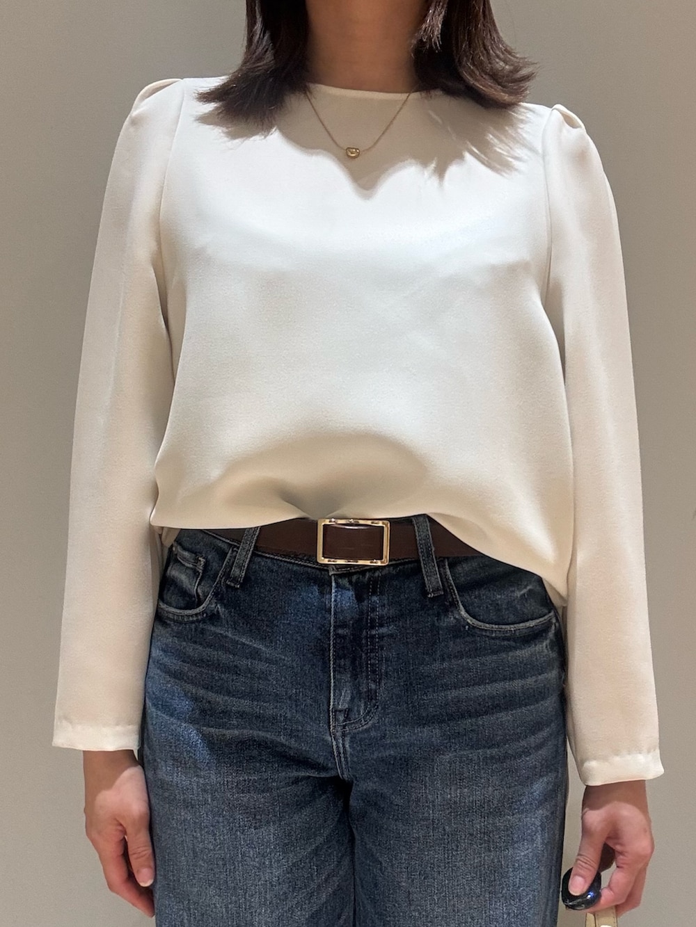 ブルー系のデニムパンツ、ブラック系のテーラードジャケット、ホワイト系のシャツ/ブラウスを着用したレディースの冬コーディネートの5枚目の写真