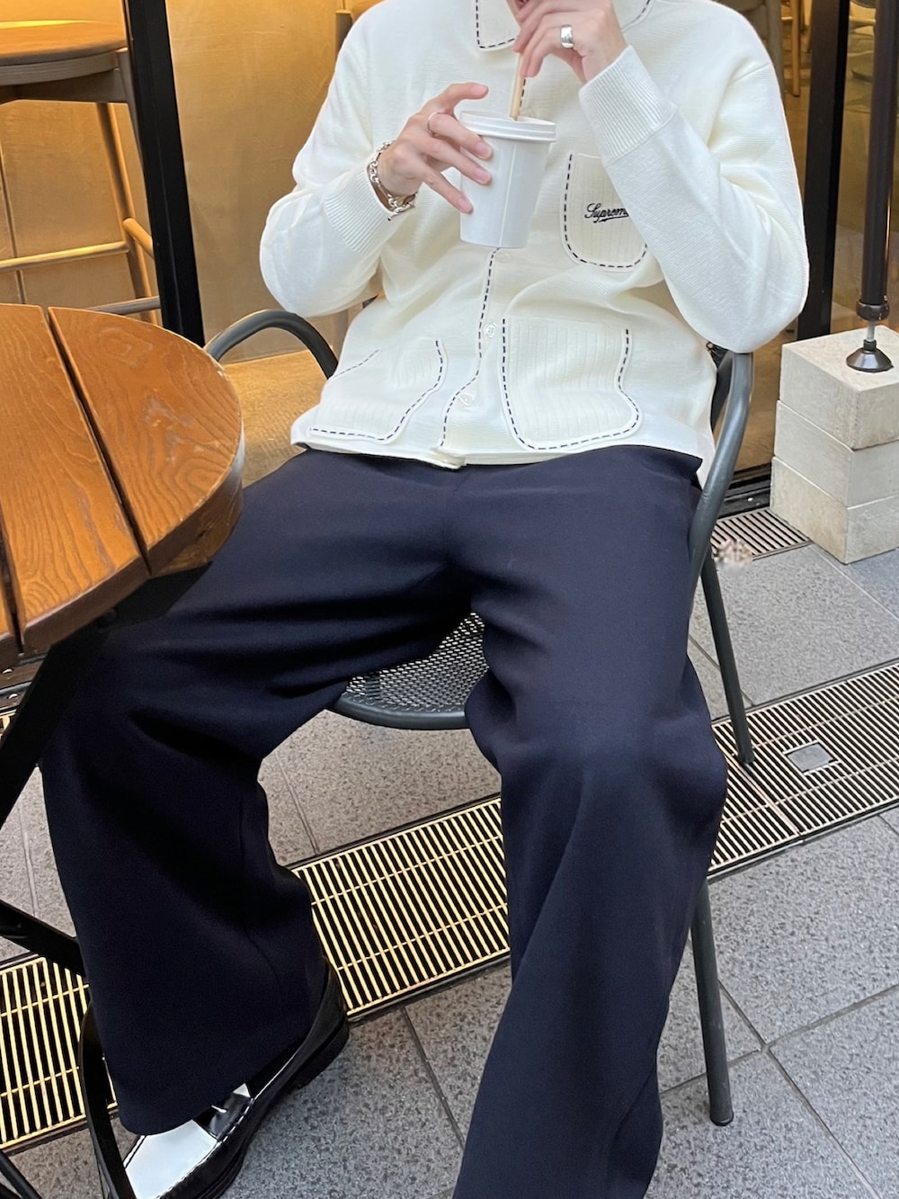 ホワイト系のカーディガン/ボレロ、その他のパンツを着用したメンズの冬コーディネートの2枚目の写真