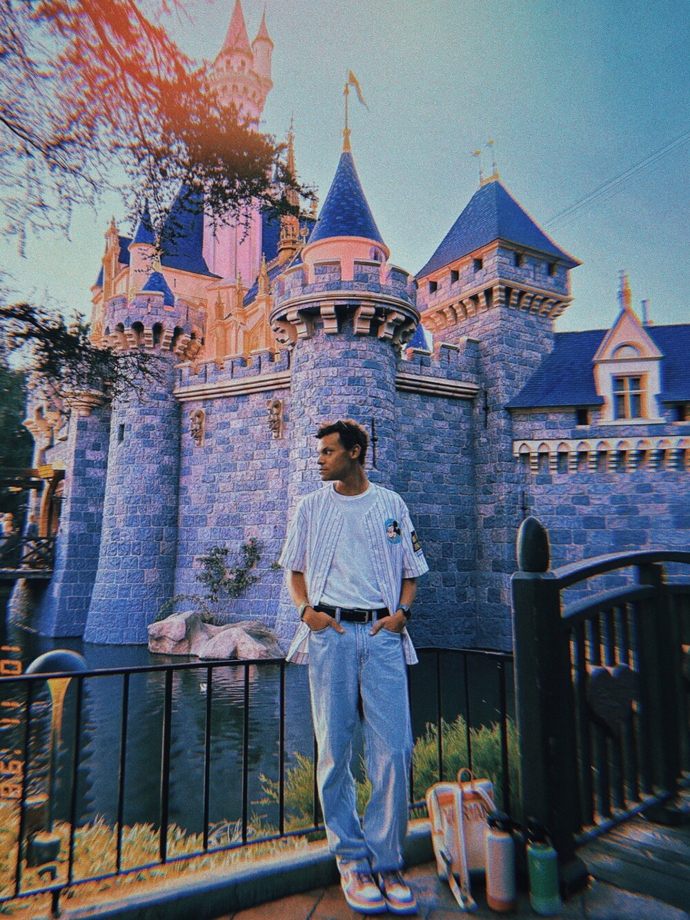 「fall、fall style、disney、Disneyland」｜「H&Mのアイテム（デニムパンツ、ブルー系）」を使った、Ossiee __さん（メンズ・173cm）の冬コーディネートの2枚目の写真