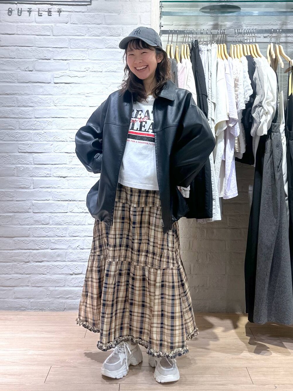 ブラック系のブルゾン、ブラック系のバックパック/リュック、ベージュ系のスニーカーを着用したレディースの春コーディネートの4枚目の写真