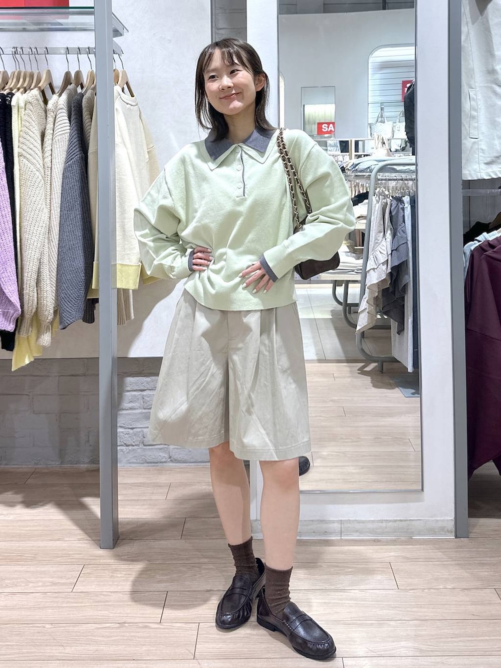 ブラウン系のショルダーバッグ、ブラウン系のローファー、ベージュ系のその他パンツを着用したレディースの春コーディネートの2枚目の写真