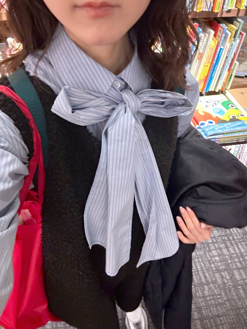 ブルー系のシャツ/ブラウスを着用したレディースの冬コーディネートの2枚目の写真