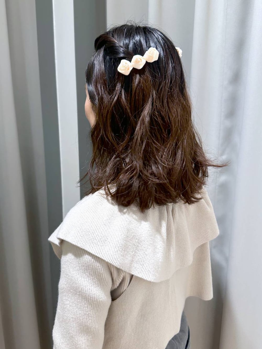 ベージュ系のニット/セーター、ブラウン系のネックレス、ホワイト系のバレッタ/ヘアクリップを着用したレディースの冬コーディネートの3枚目の写真