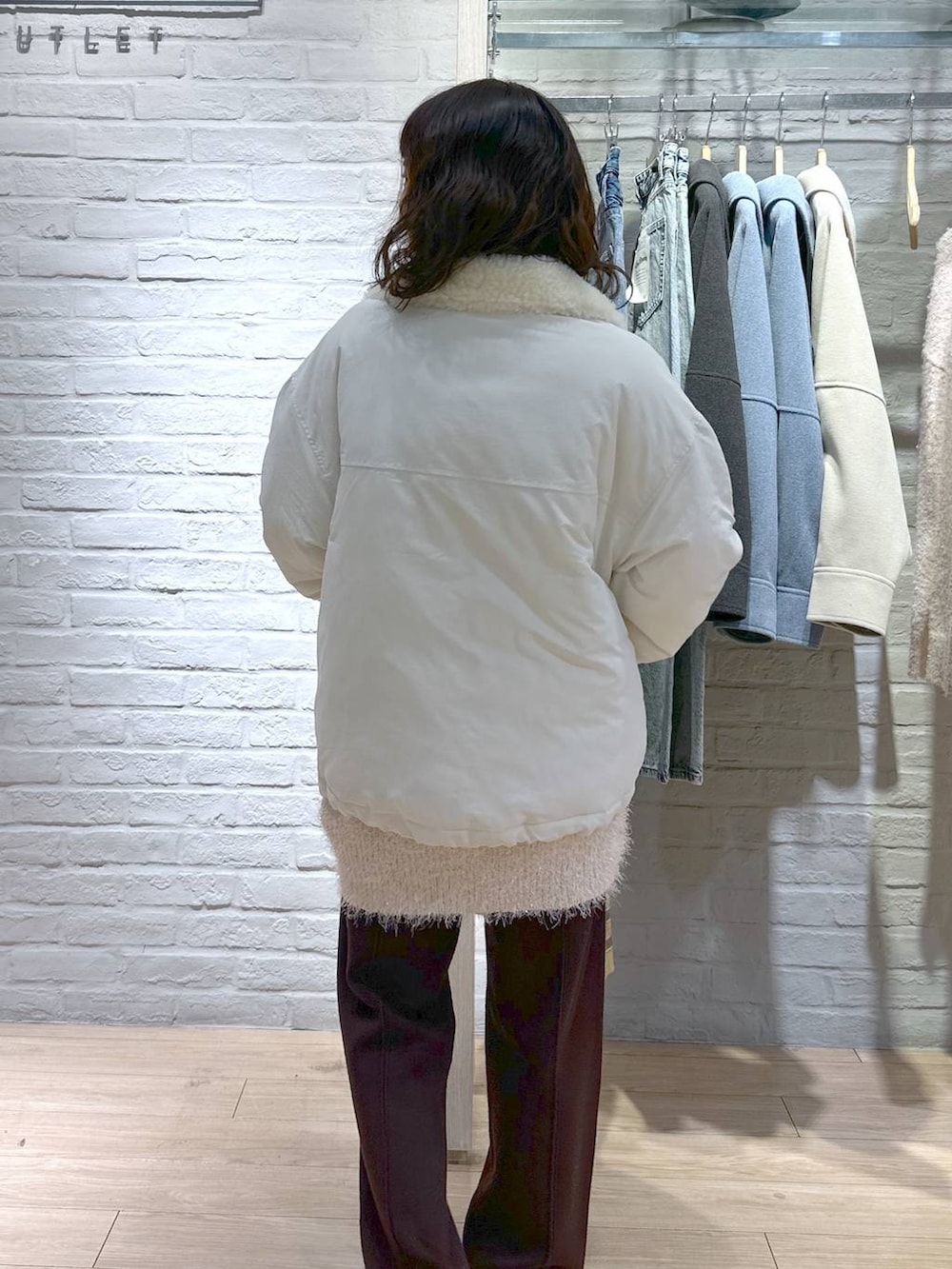 ベージュ系のTシャツ/カットソー、ホワイト系のブルゾン、ブラウン系のその他パンツを着用したレディースの冬コーディネートの4枚目の写真