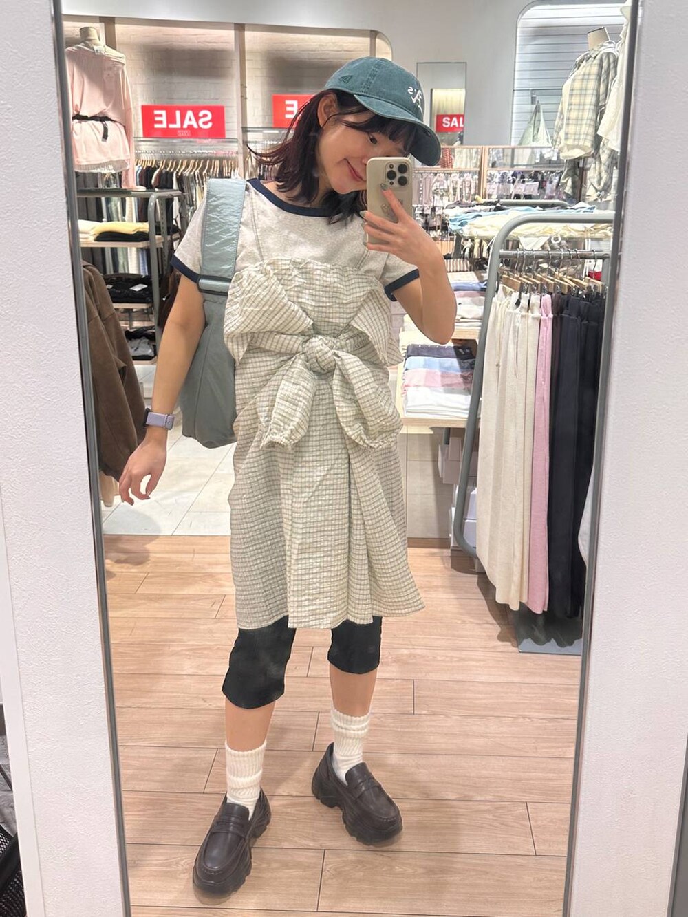 ブラウン系のローファー、グレー系のTシャツ/カットソー、ブルー系のショルダーバッグを着用したレディースの春コーディネートの8枚目の写真