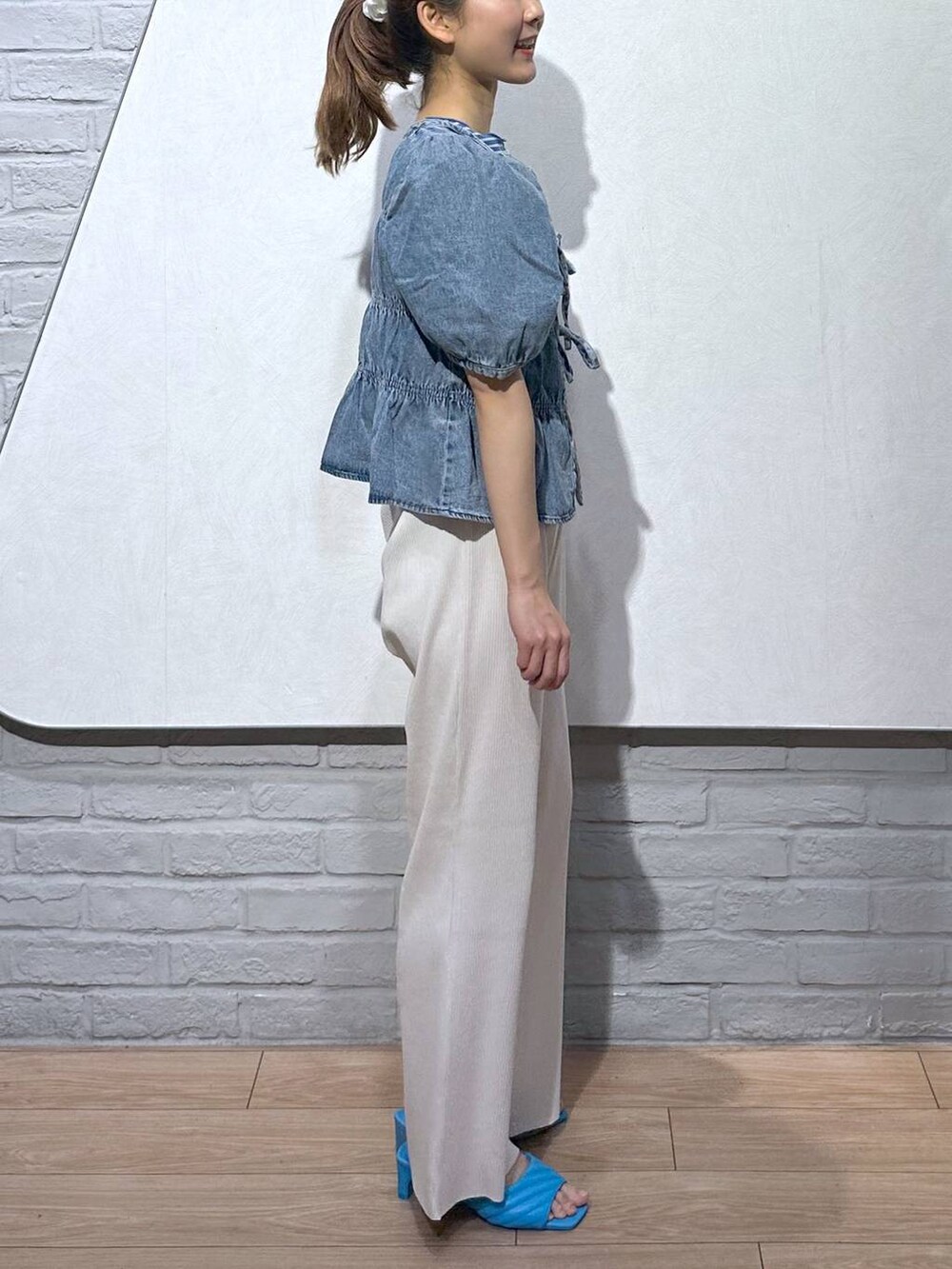 ホワイト系のその他パンツ、ブルー系のシャツ/ブラウス、ブルー系のサンダルを着用したレディースの夏コーディネートの3枚目の写真