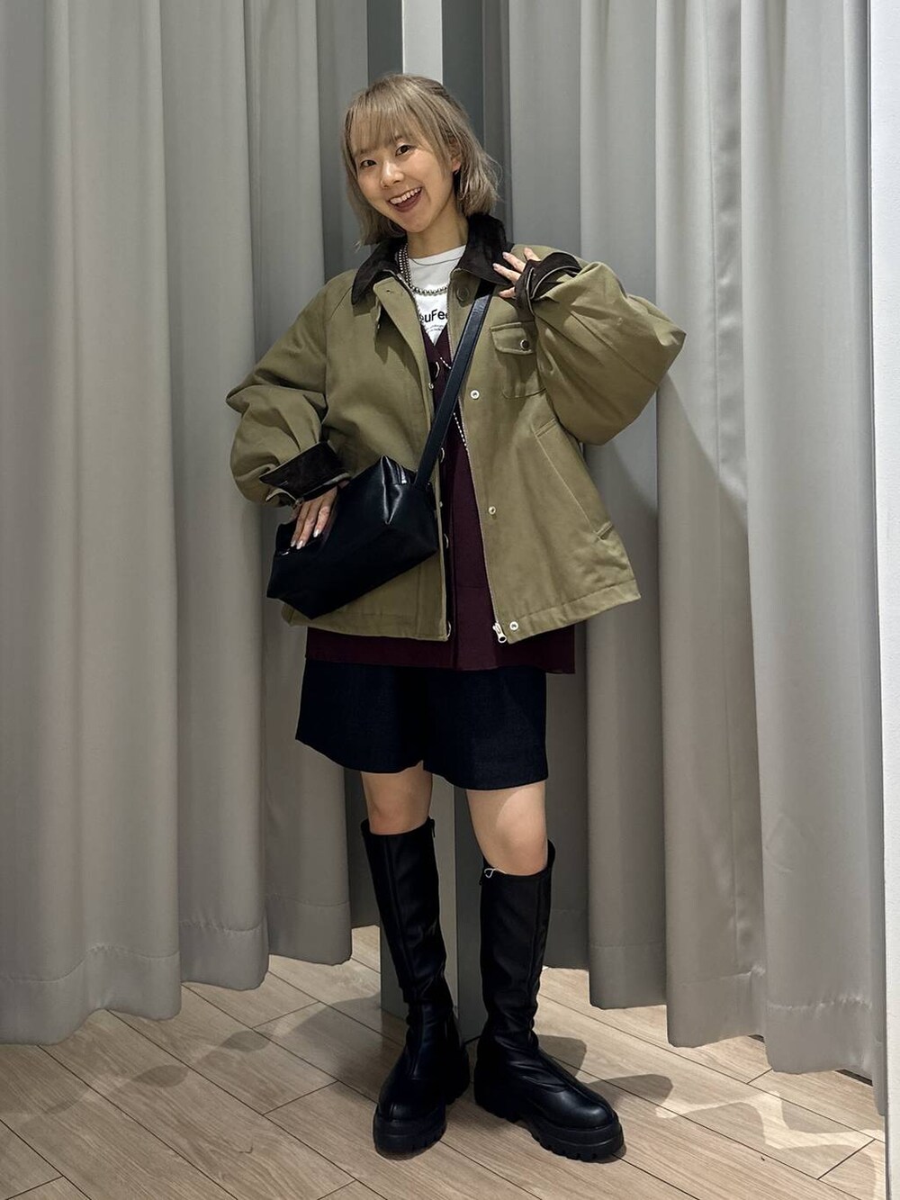 グレー系のその他パンツ、ブラウン系のその他アウター、ブラック系のショルダーバッグを着用したレディースの秋コーディネートの7枚目の写真