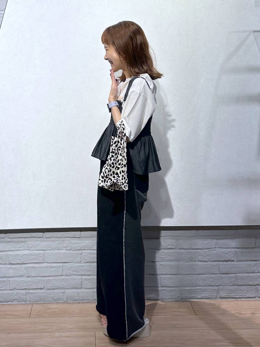 ベージュ系のサンダル、ホワイト系のTシャツ/カットソー、その他のトートバッグを着用したレディースの夏コーディネートの2枚目の写真