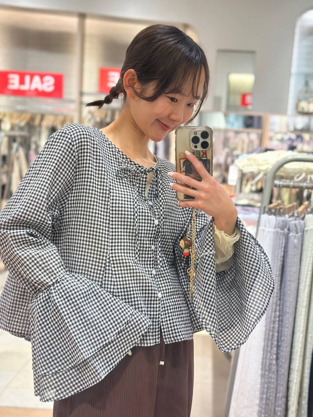 ブラウン系のスカート、ブラック系のローファー、ブラック系のシャツ/ブラウスを着用したレディースの春コーディネートの2枚目の写真