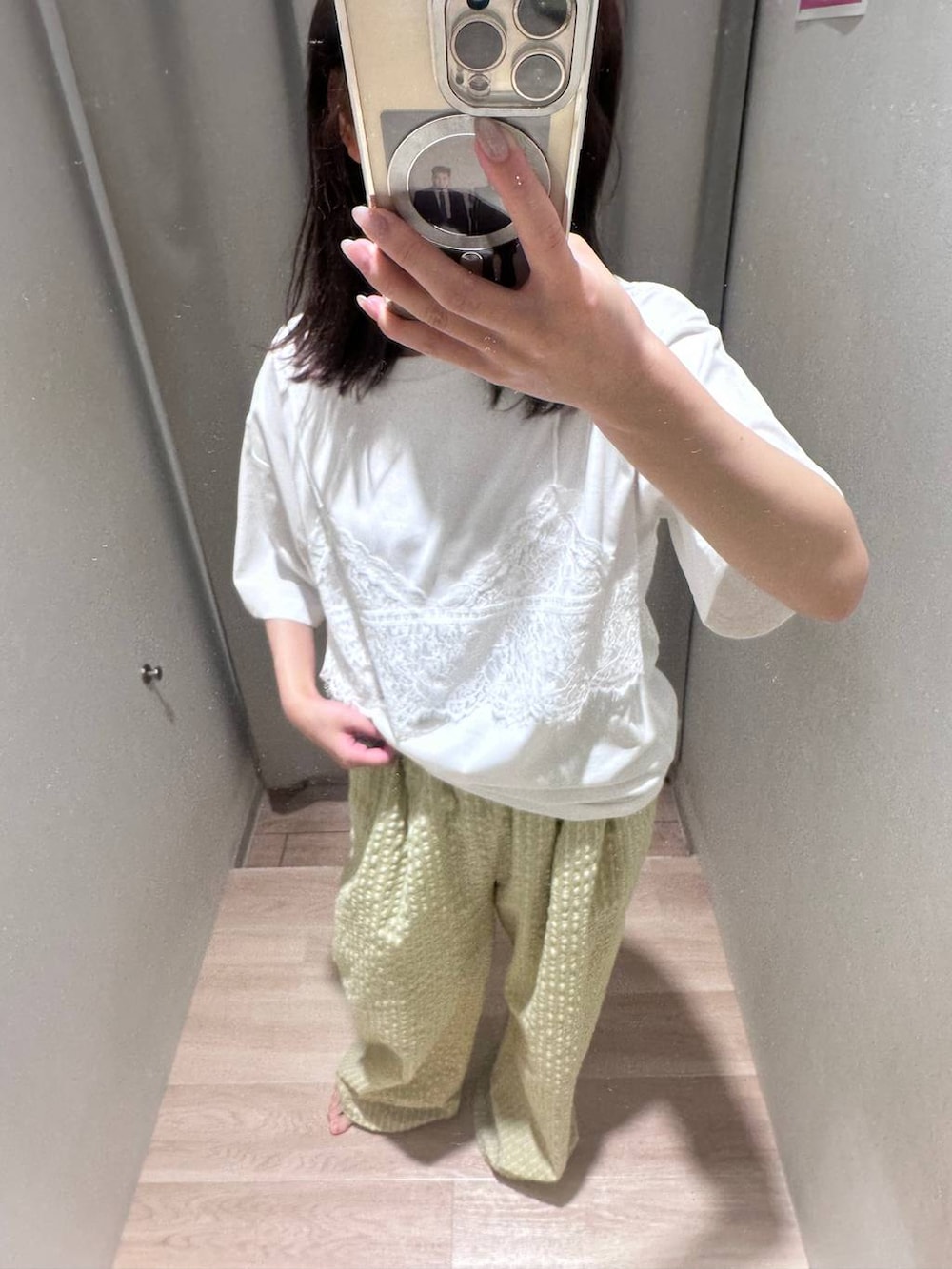 ホワイト系のTシャツ/カットソー、イエロー系のその他パンツを着用したレディースの夏コーディネートの4枚目の写真