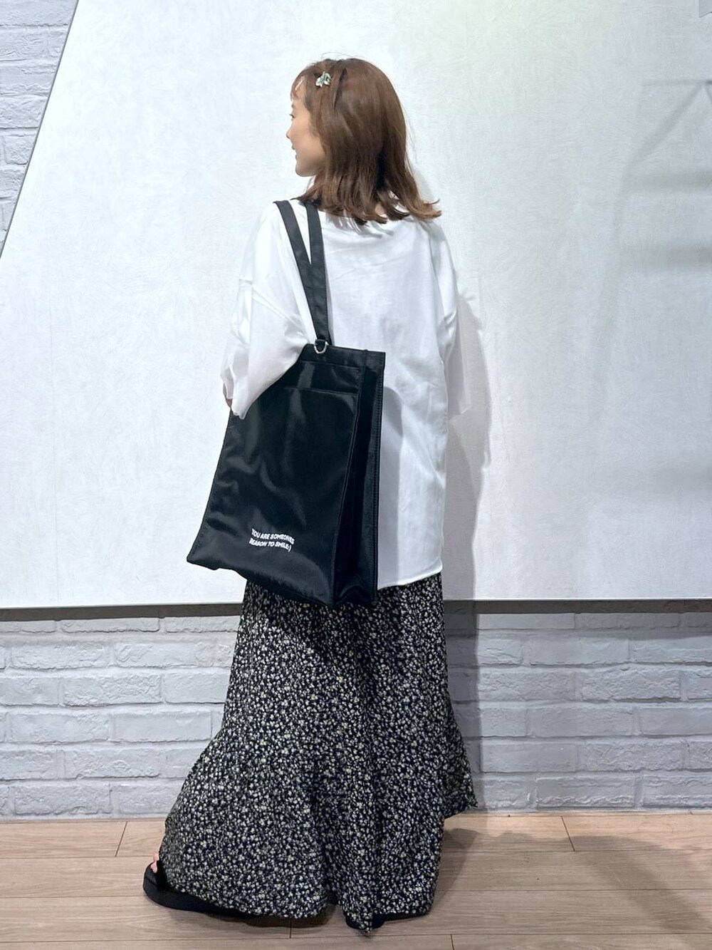 その他のワンピース、ブラック系のトートバッグ、ホワイト系のTシャツ/カットソーを着用したレディースの夏コーディネートの5枚目の写真