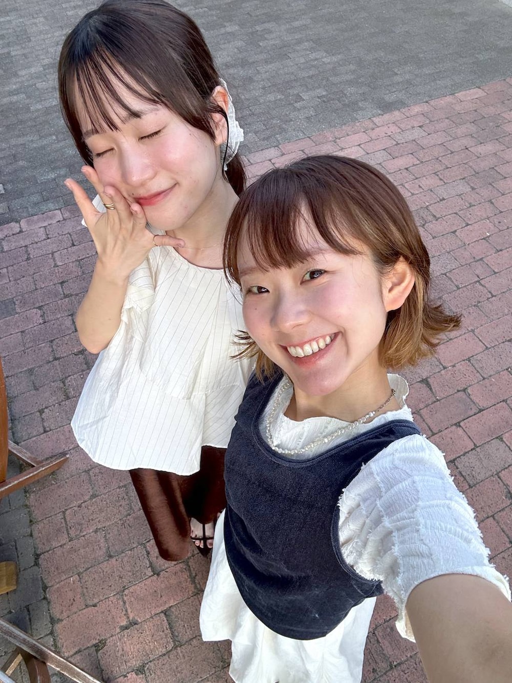 ブラウン系のスカート、ホワイト系のTシャツ/カットソー、ホワイト系のスカートを着用したレディースの夏コーディネートの3枚目の写真