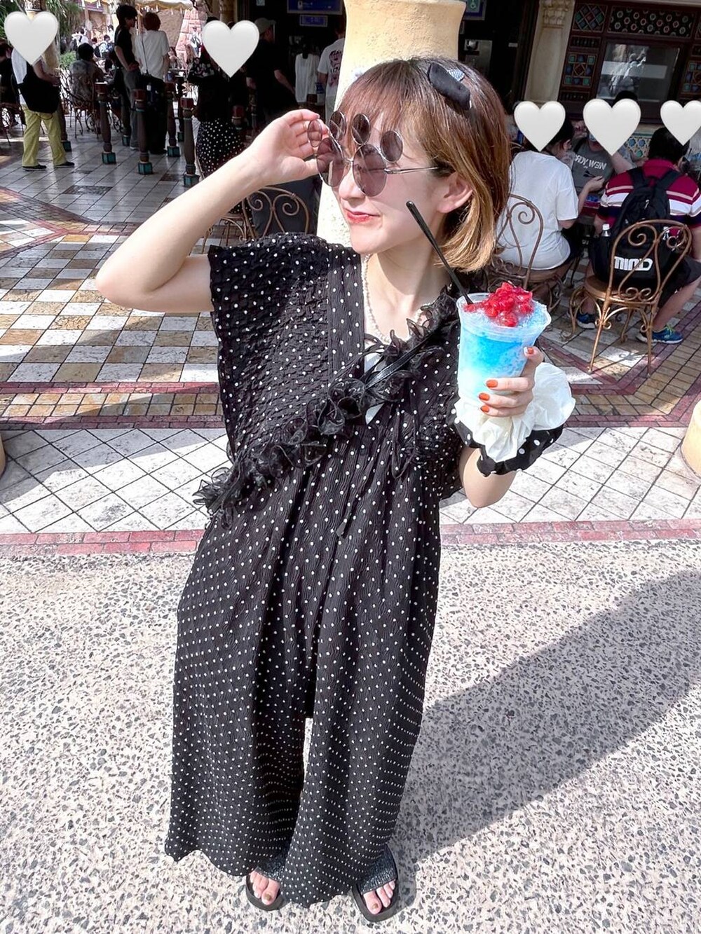 その他のサロペット/オーバーオール、ブラック系のボストンバッグ、イエロー系のアウトドアグッズを着用したレディースの夏コーディネートの3枚目の写真