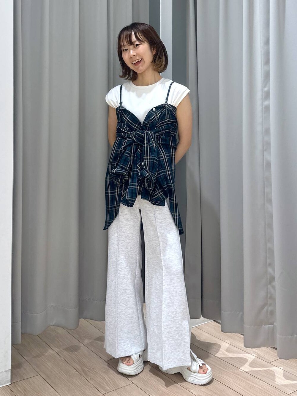 ホワイト系のサンダル、グリーン系のシャツ/ブラウス、グレー系のスウェットパンツを着用したレディースの夏コーディネートの2枚目の写真