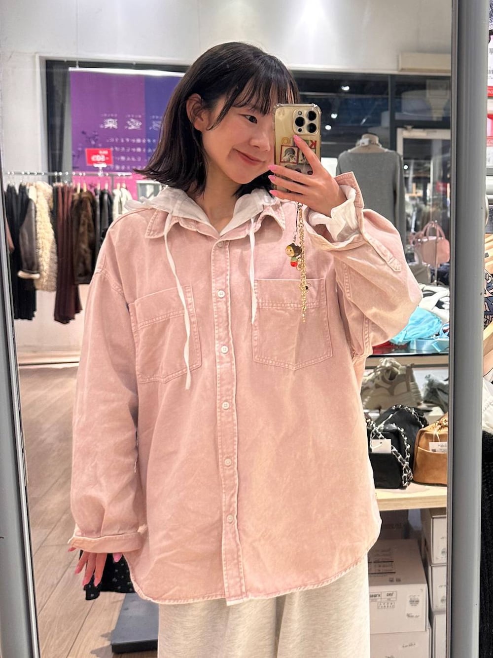 グレー系のスウェットパンツ、ホワイト系のシャツ/ブラウス、ピンク系のシャツ/ブラウスを着用したレディースの冬コーディネートの4枚目の写真