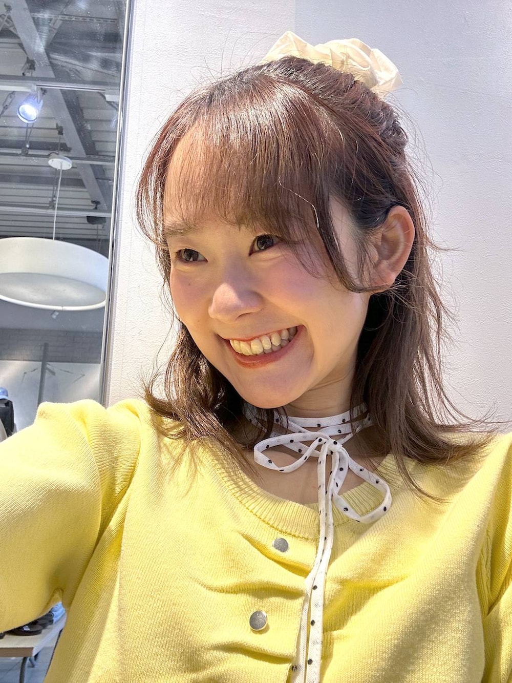 ブラウン系のローファー、ブラウン系のスラックス、ホワイト系のキャミソールを着用したレディースの夏コーディネートの2枚目の写真