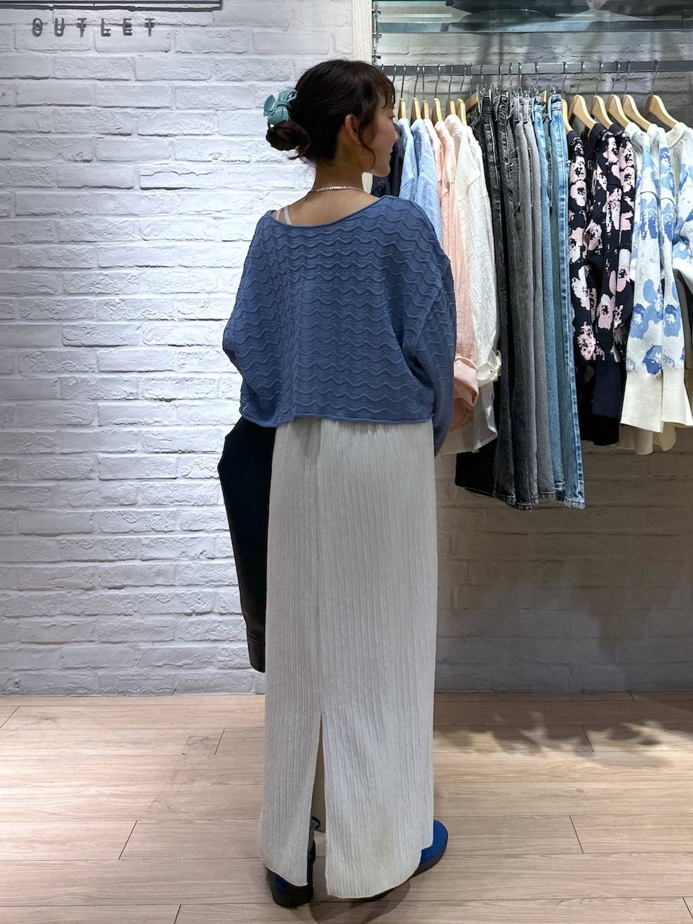 ホワイト系のTシャツ/カットソー、ホワイト系のスカート、ブルー系のスニーカーを着用したレディースの春コーディネートの5枚目の写真