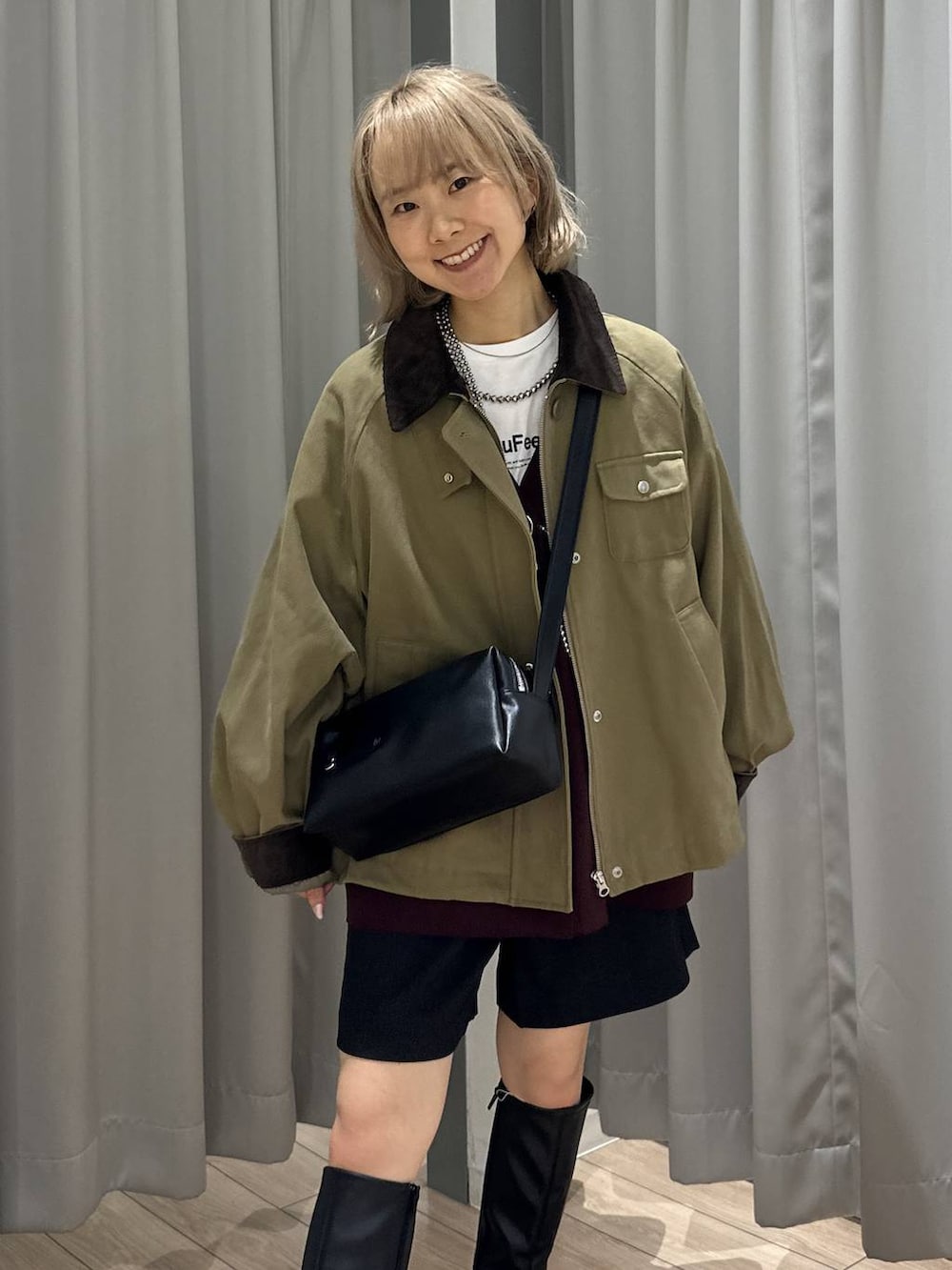 グレー系のその他パンツ、ブラウン系のその他アウター、ブラック系のショルダーバッグを着用したレディースの秋コーディネートの8枚目の写真