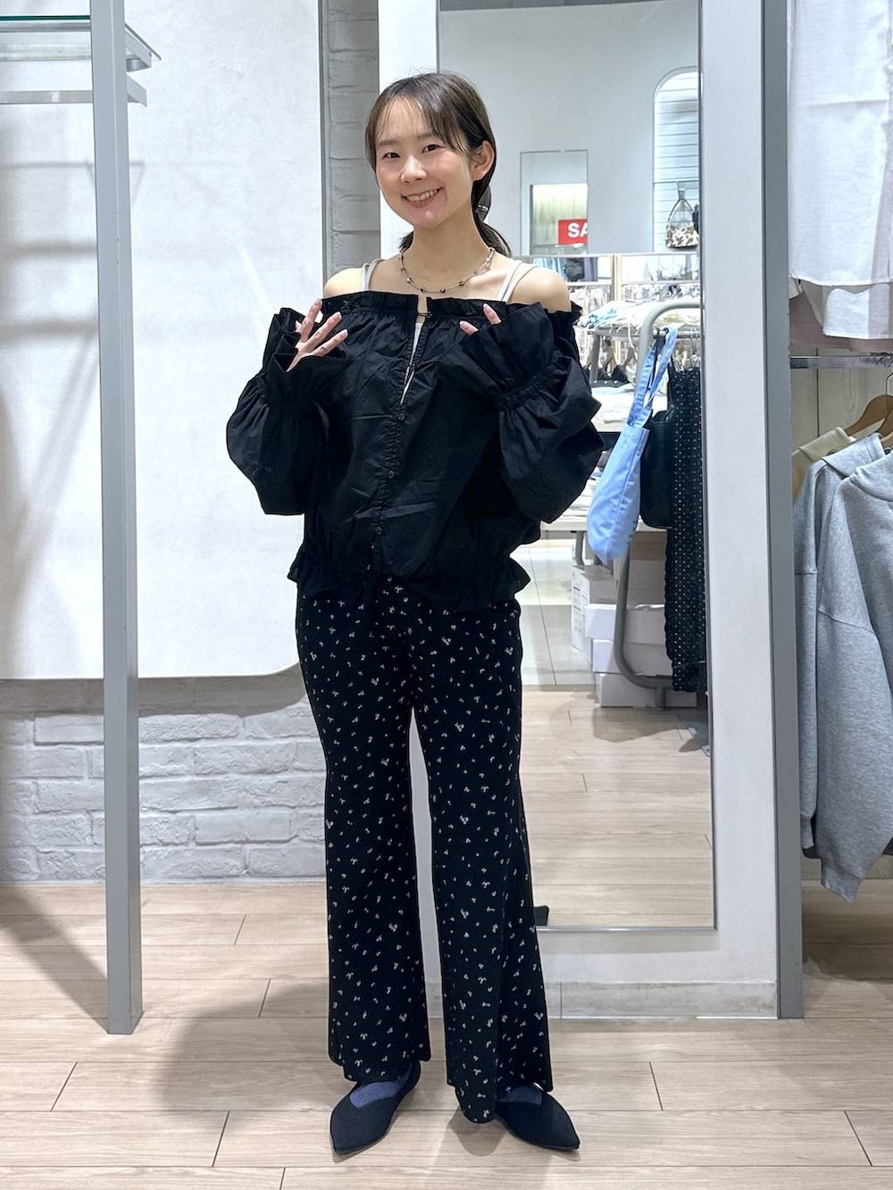 ホワイト系のTシャツ/カットソー、ブラック系のパンプス、ブラック系のその他パンツを着用したレディースの春コーディネートの2枚目の写真