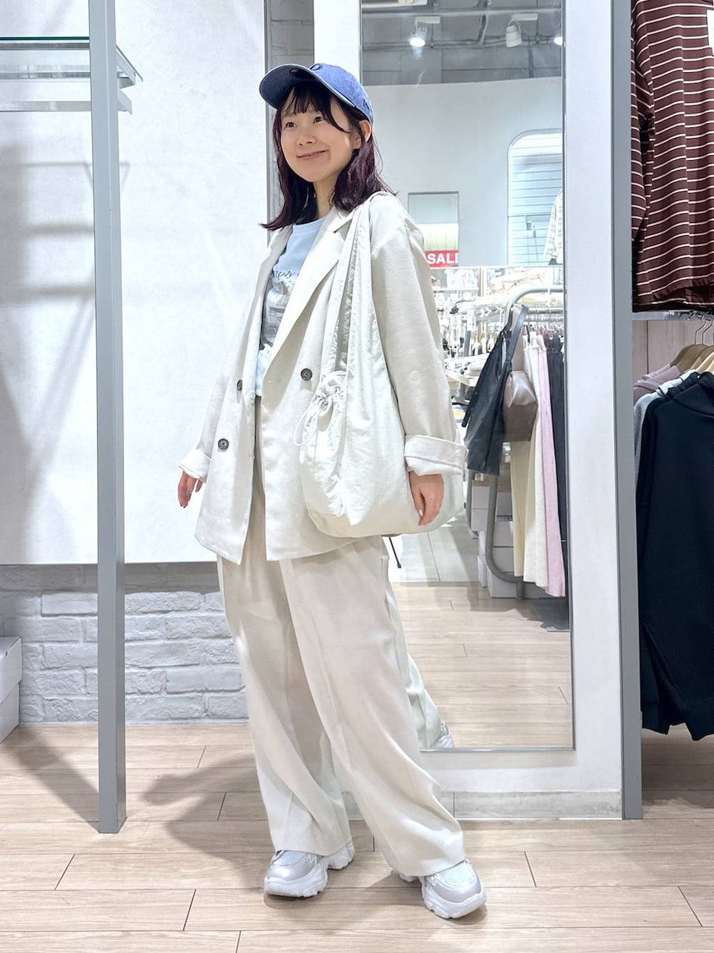 ベージュ系のその他アウター、ベージュ系のその他パンツ、ホワイト系のトートバッグを着用したレディースの春コーディネートの5枚目の写真