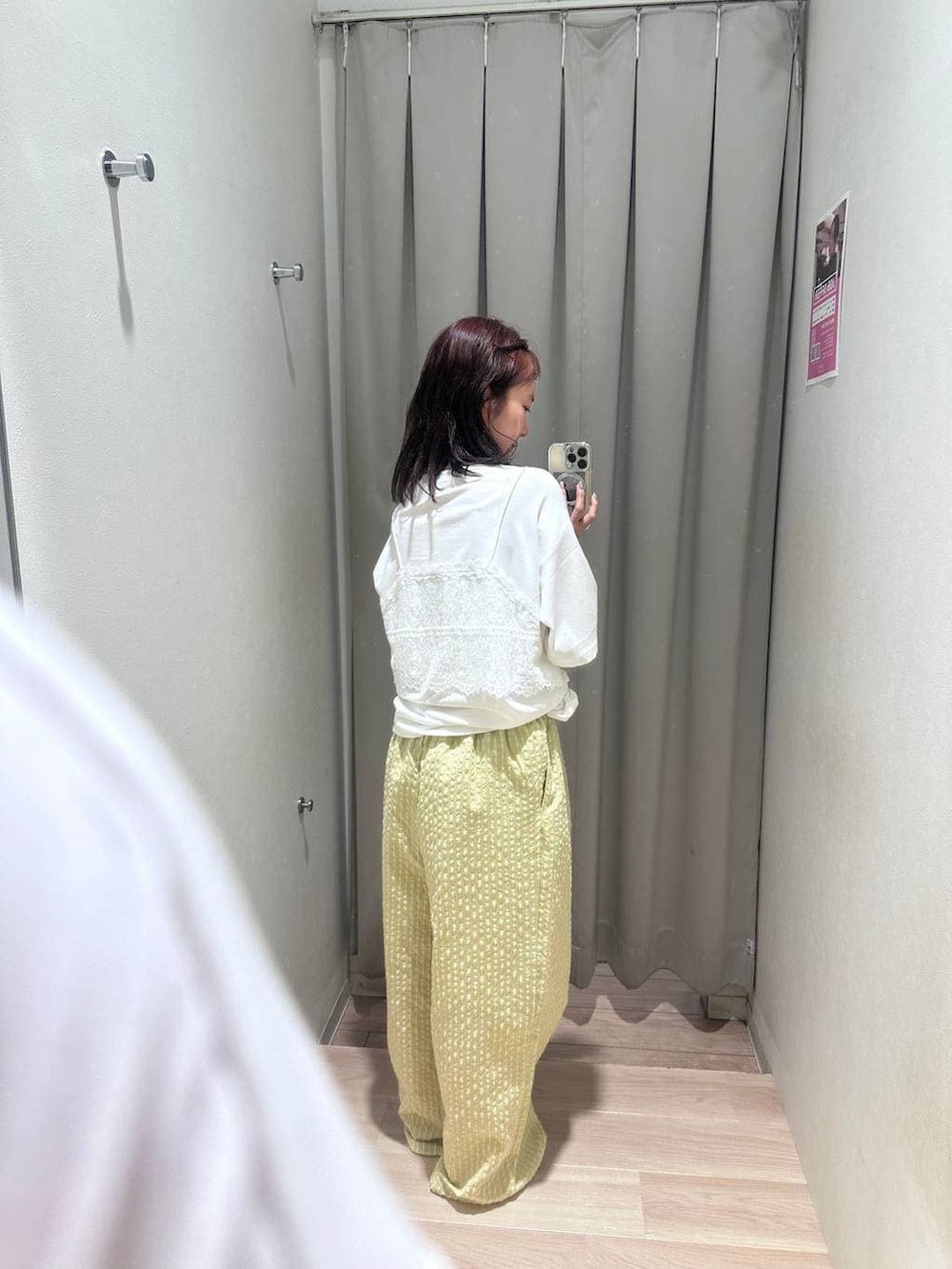 ホワイト系のTシャツ/カットソー、イエロー系のその他パンツを着用したレディースの夏コーディネートの3枚目の写真