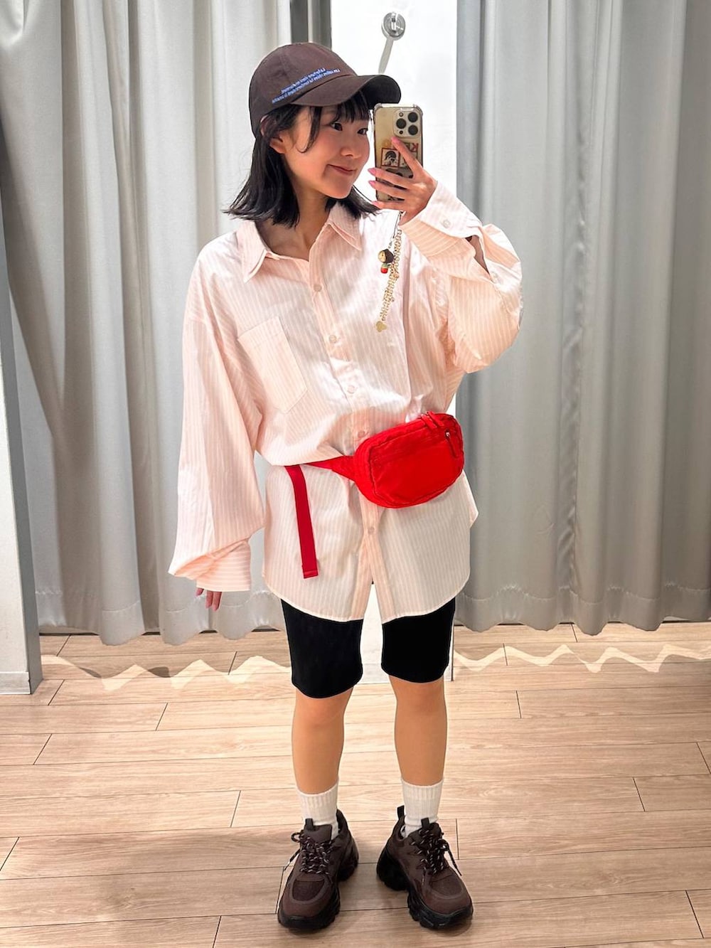 レッド系のボディバッグ/ウエストポーチ、ピンク系のシャツ/ブラウス、ブラック系のその他パンツを着用したレディースの春コーディネートの6枚目の写真