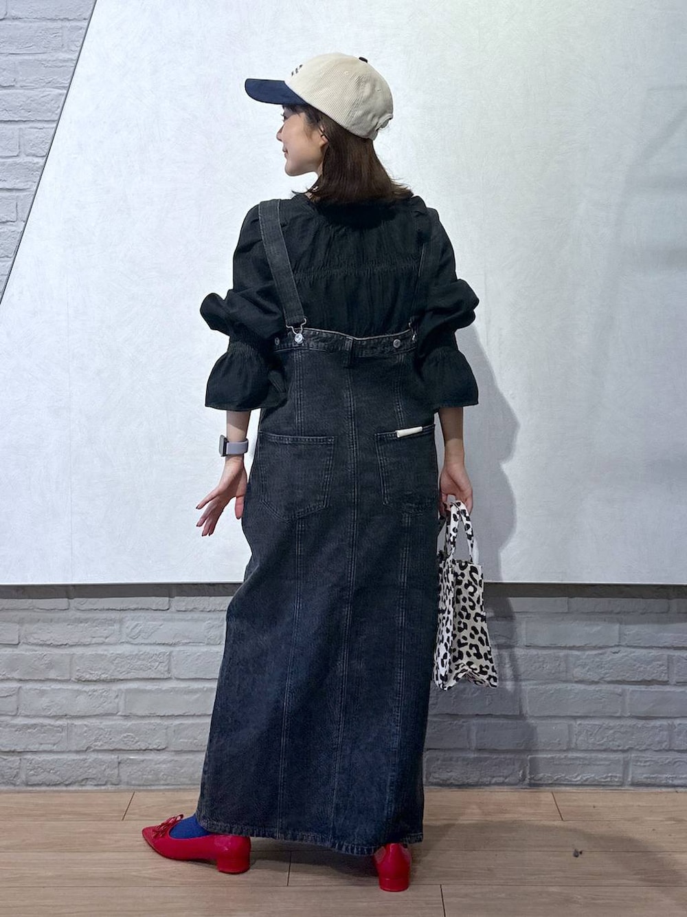 ブラック系のシャツ/ブラウス、その他のトートバッグ、ブラック系のジャンパースカートを着用したレディースの秋コーディネートの2枚目の写真