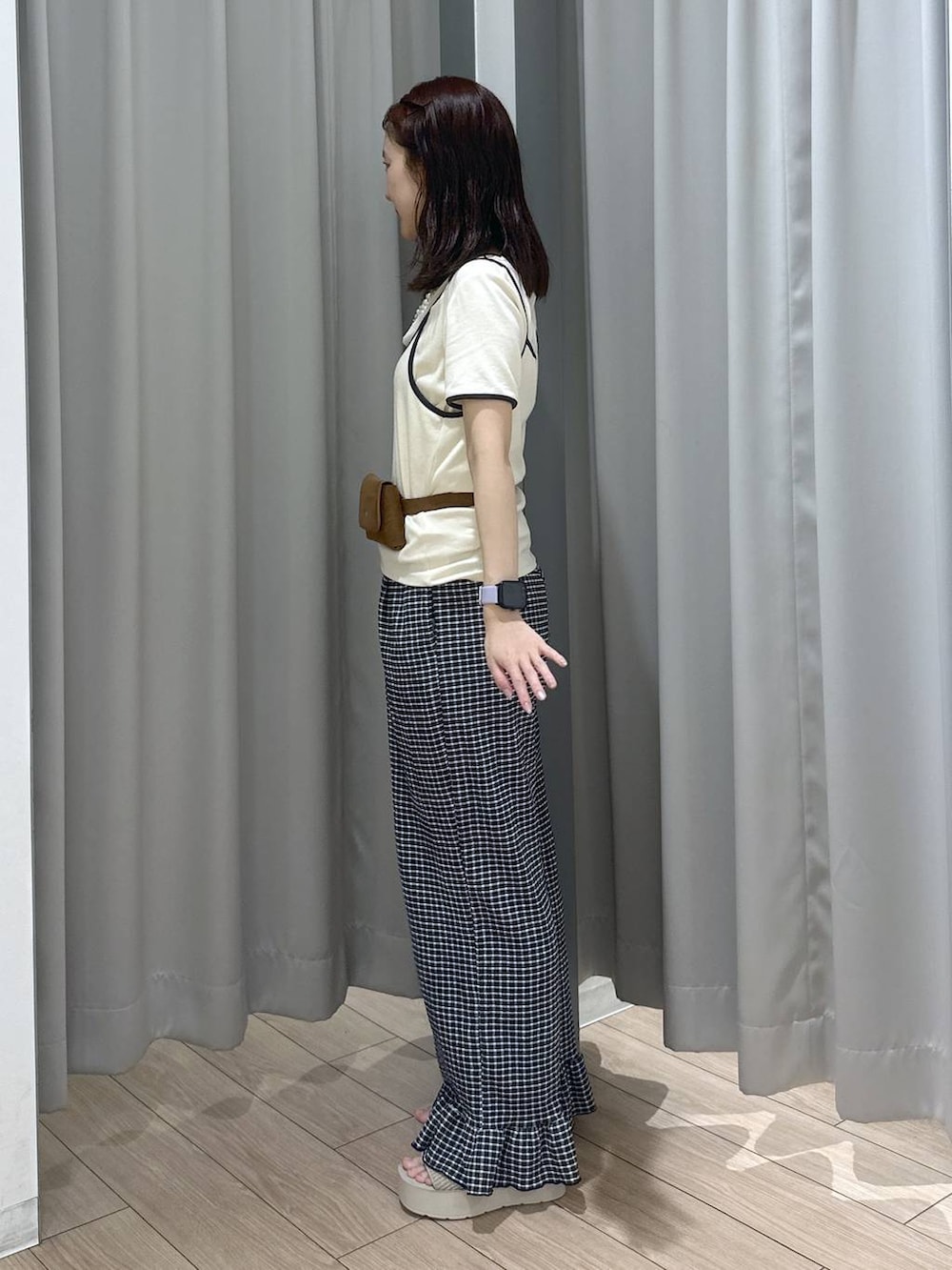 ホワイト系のサンダル、ベージュ系のTシャツ/カットソー、ブラック系のその他パンツを着用したレディースの夏コーディネートの2枚目の写真