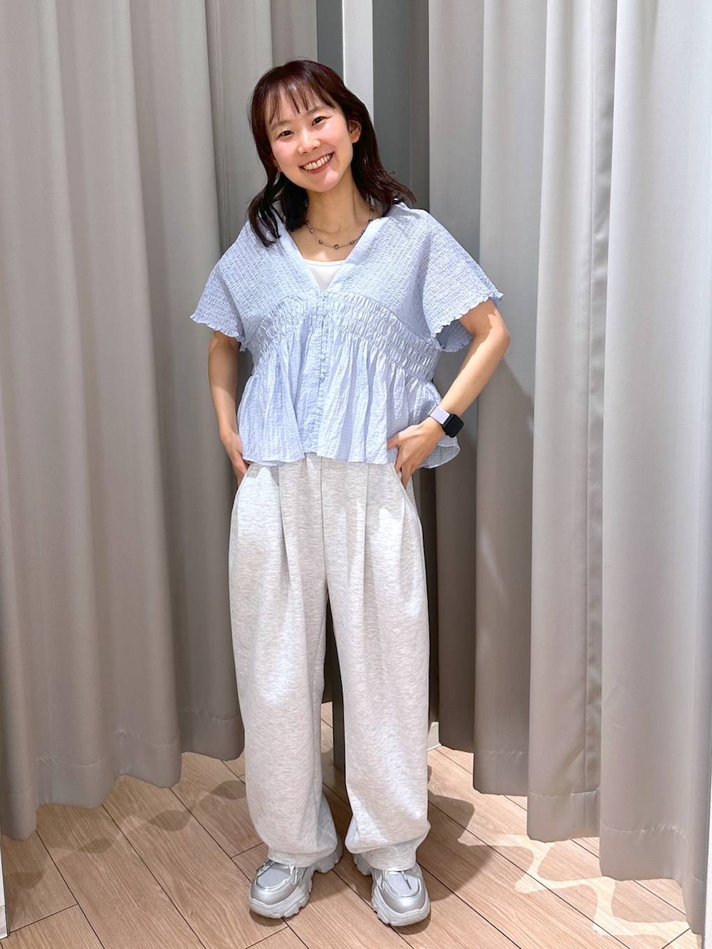グレー系のスウェットパンツ、ホワイト系のタンクトップ、シルバー系のスニーカーを着用したレディースの春コーディネートの7枚目の写真