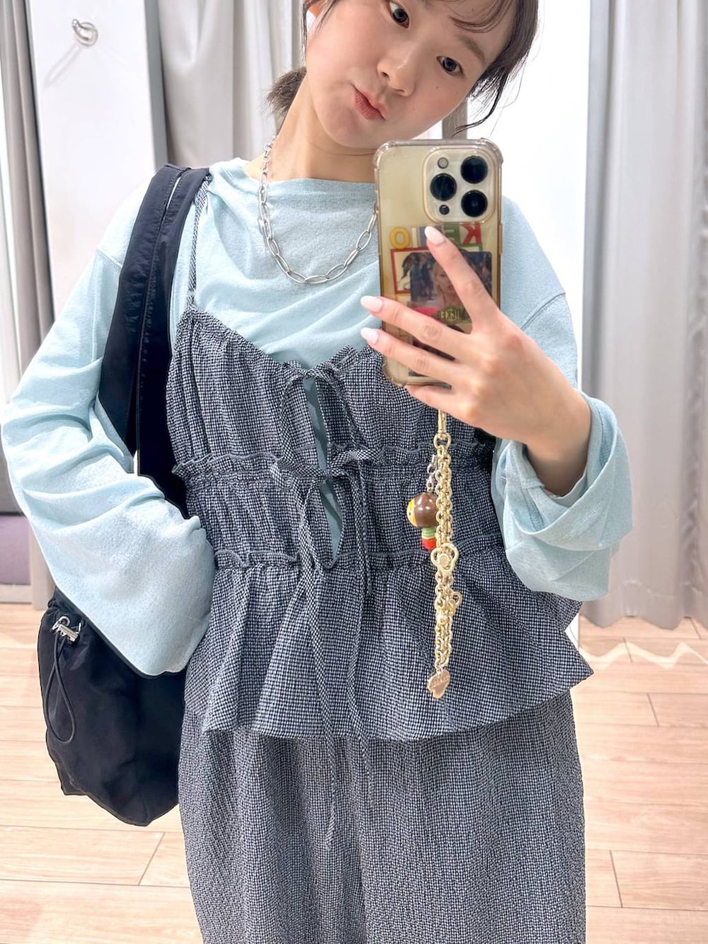 グリーン系のTシャツ/カットソー、ブラック系のトートバッグ、ブルー系のサロペット/オーバーオールを着用したレディースの春コーディネートの4枚目の写真