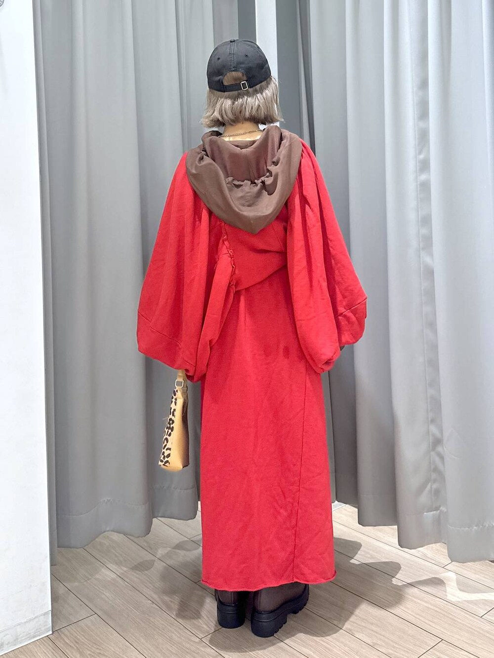 ブラウン系のシャツ/ブラウス、その他のショルダーバッグ、ブラウン系のブーツを着用したレディースの秋コーディネートの5枚目の写真