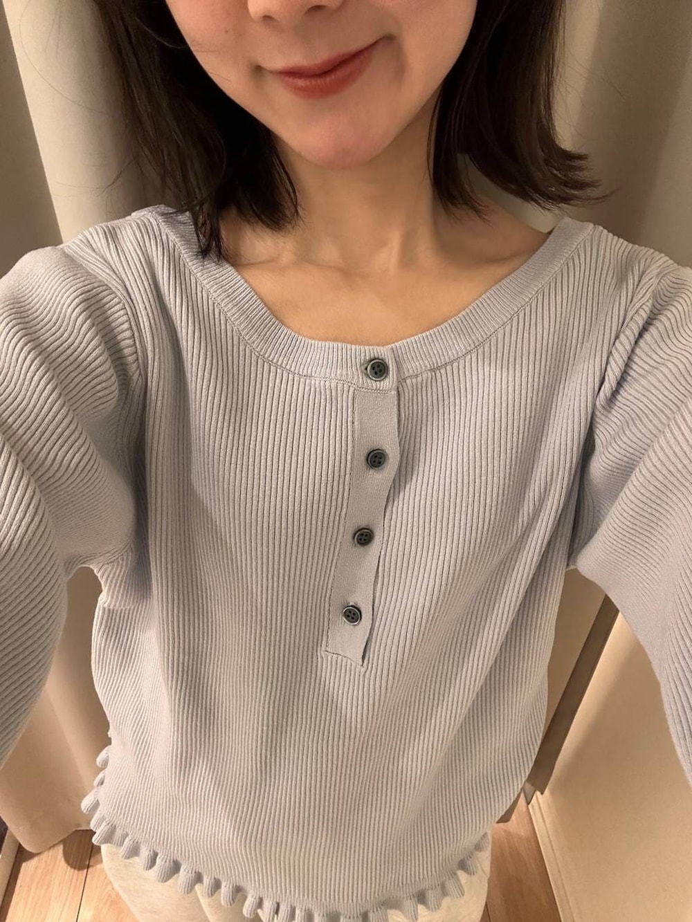 グレー系のスウェットパンツ、その他のパンプス、グレー系のニット/セーターを着用したレディースの春コーディネートの4枚目の写真