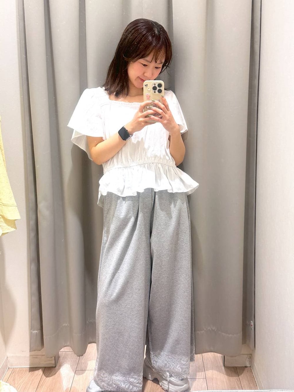 ホワイト系のシャツ/ブラウス、グレー系のスウェットパンツ、シルバー系のスニーカーを着用したレディースの春コーディネートの4枚目の写真