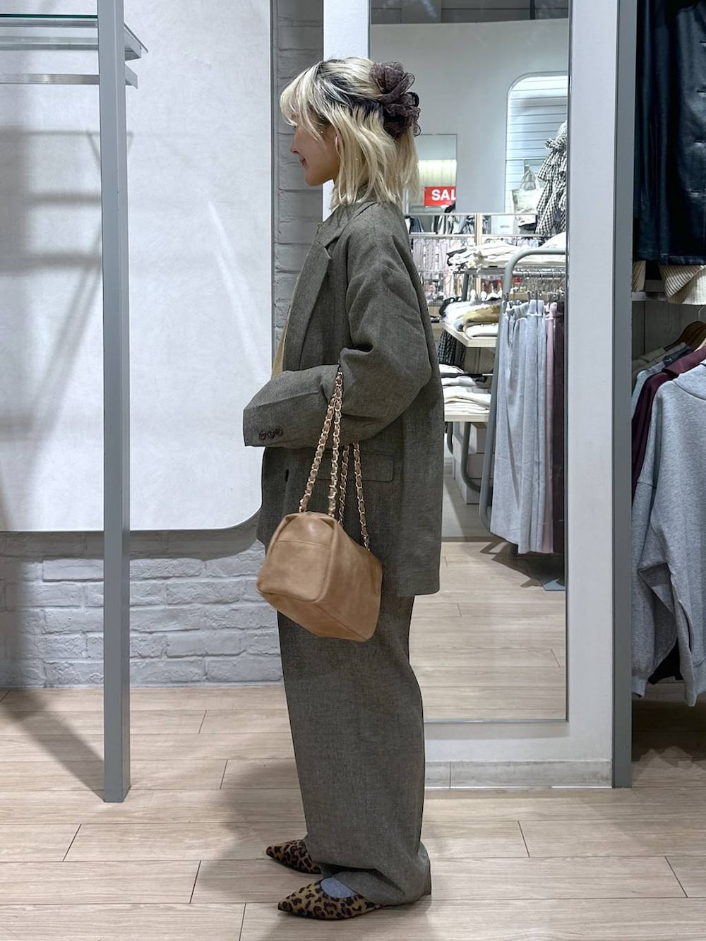 その他のパンプス、ブラウン系のテーラードジャケット、ブラウン系のデニムパンツを着用したレディースの冬コーディネートの2枚目の写真