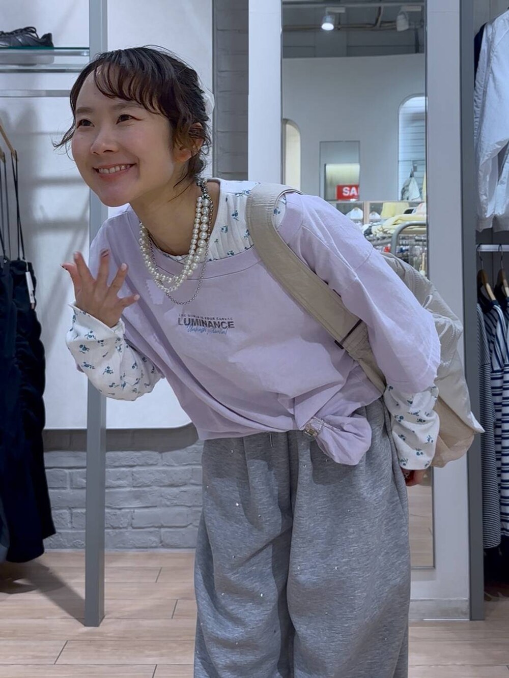 グレー系のスニーカー、その他のスウェットパンツ、その他のTシャツ/カットソーを着用したレディースの春コーディネートの2枚目の写真