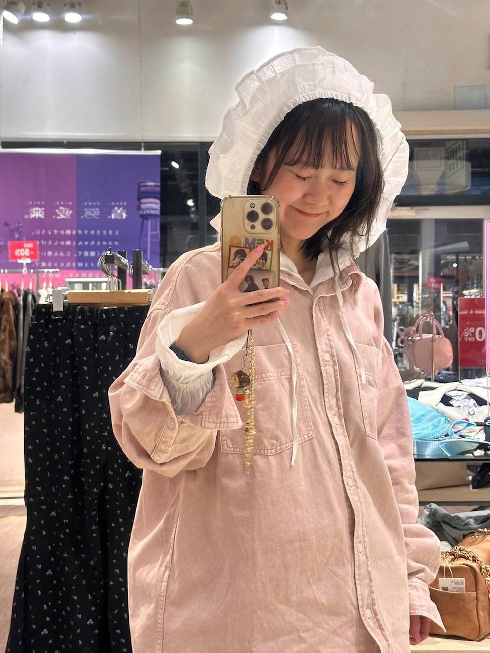 グレー系のスウェットパンツ、ホワイト系のシャツ/ブラウス、ピンク系のシャツ/ブラウスを着用したレディースの冬コーディネートの5枚目の写真